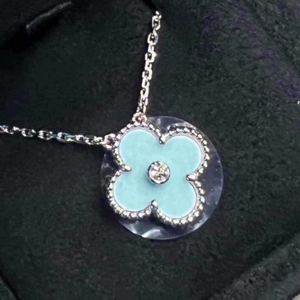 Authentic Van Cleef Arpels Holiday pendant.  Brand new with full set and receipt